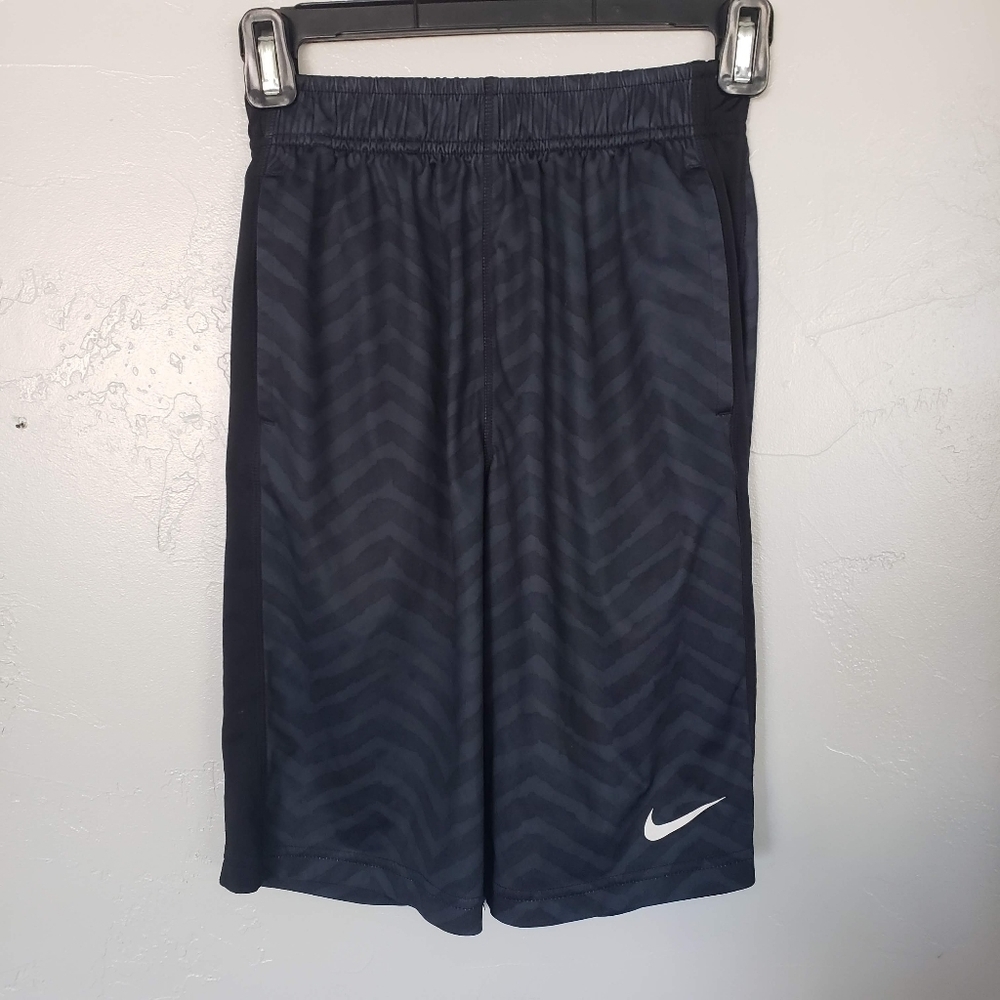 Nike Dri-Fit Boys Medium Basketball Shorts Blue Grey Chevron Stripes Athletic